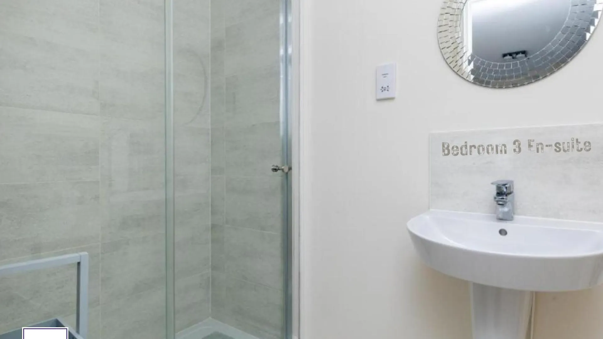 Alt-Stay Wakefield, Pinderfields General Hospital - 2X En-Suites & King Size Beds - Parking - Fast Wi-Fi - Ideal For Contractors & Long Stays 0*, Wakefield