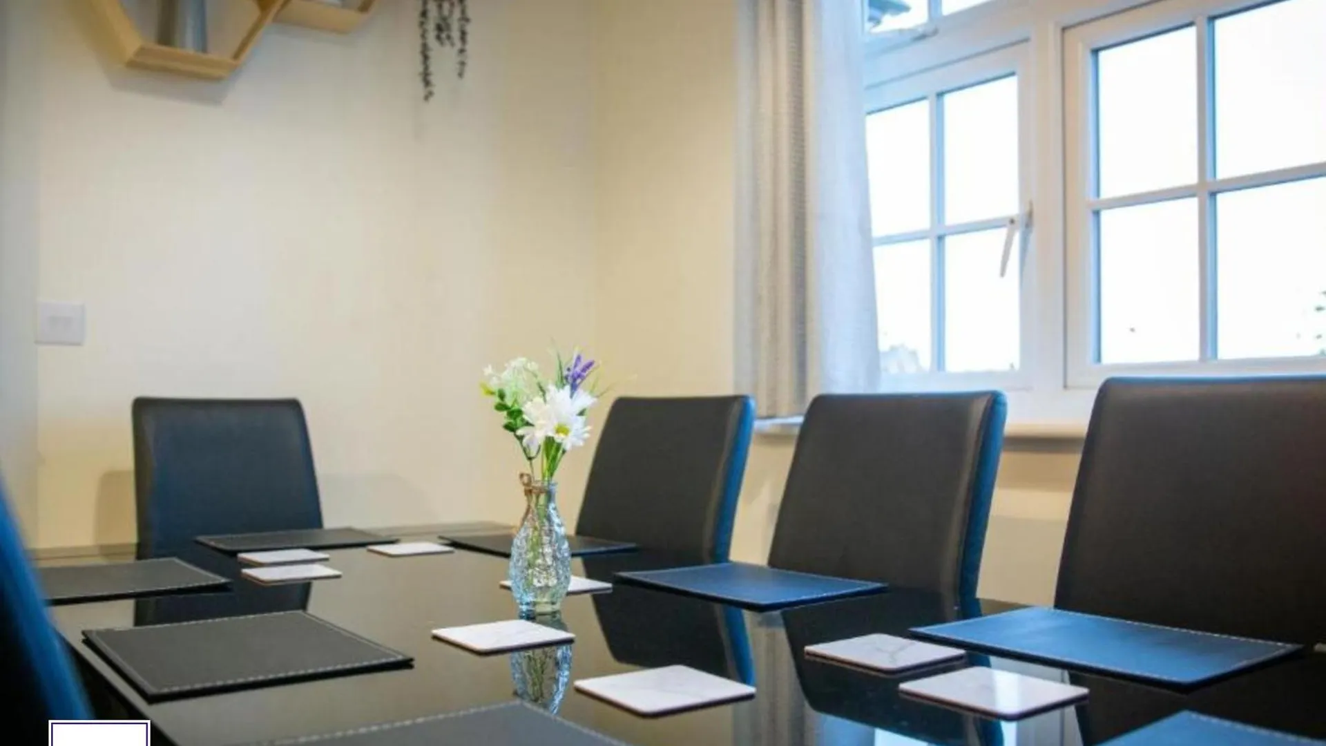 Alt-Stay Wakefield, Pinderfields General Hospital - 2X En-Suites & King Size Beds - Parking - Fast Wi-Fi - Ideal For Contractors & Long Stays 0*, Wakefield