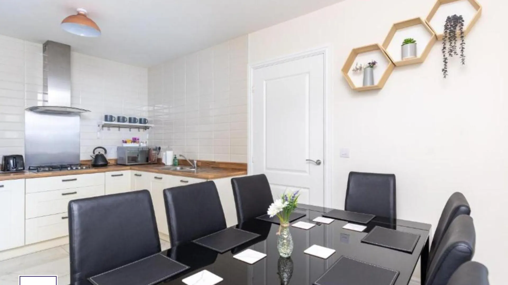 Alt-Stay Wakefield, Pinderfields General Hospital - 2X En-Suites & King Size Beds - Parking - Fast Wi-Fi - Ideal For Contractors & Long Stays